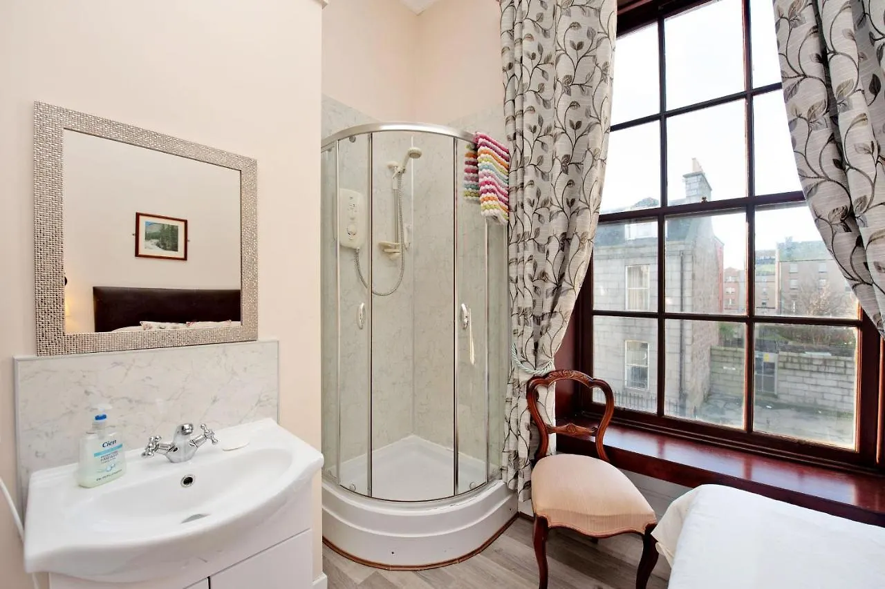 Guest house Shah Zaki Casa Bella Hotel Aberdeen