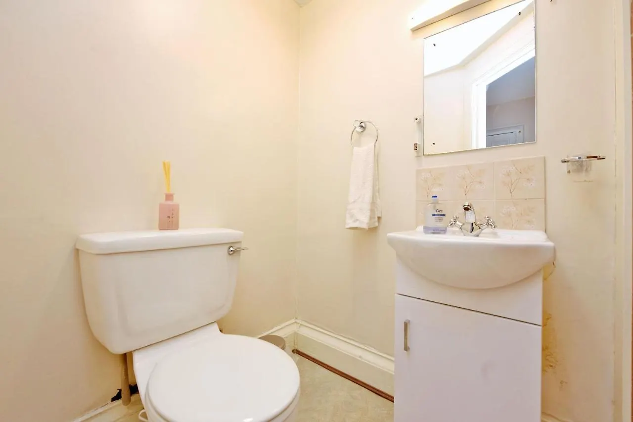 Shah Zaki Casa Bella Hotel Aberdeen Guest house