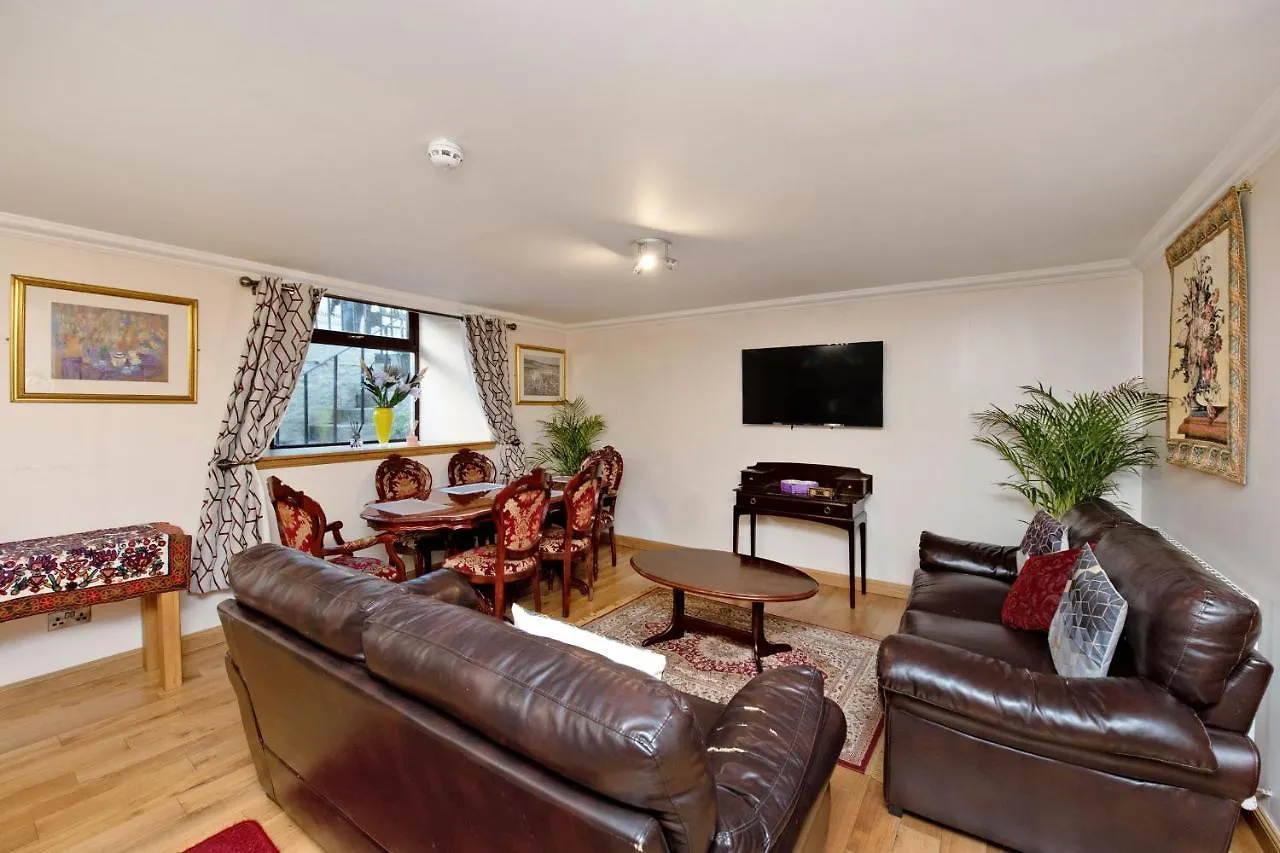 Shah Zaki Casa Bella Hotel Aberdeen Guest house
