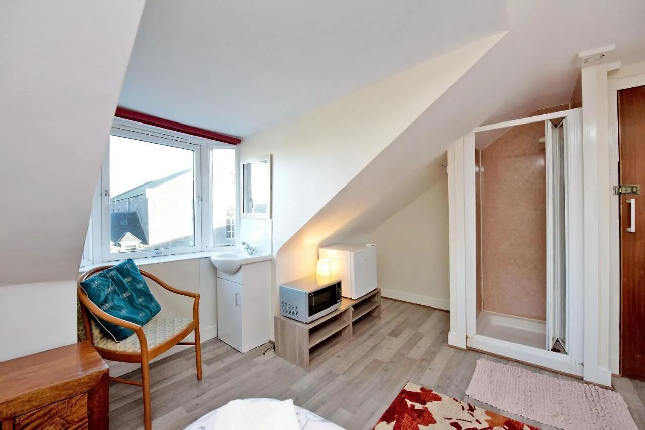 Shah Zaki Casa Bella Hotel Aberdeen Guest house