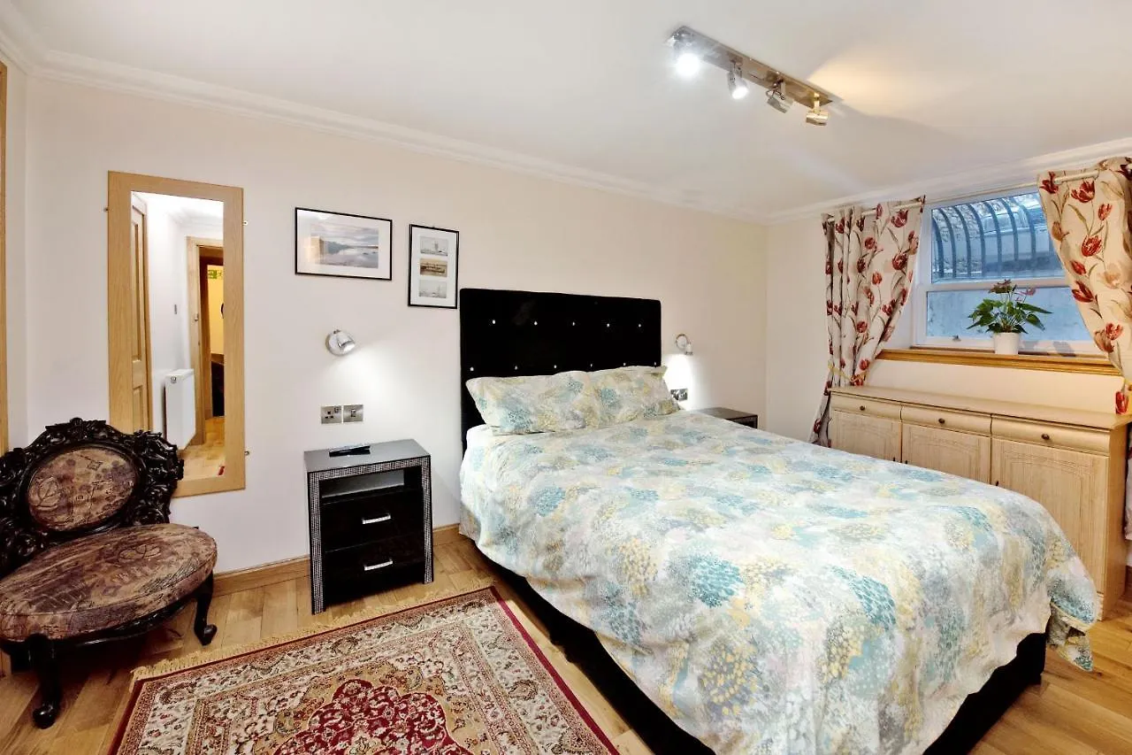 Shah Zaki Casa Bella Hotel Aberdeen Guest house
